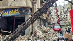 Villaggio a sud di Beirut colpito dagli attacchi israeliani