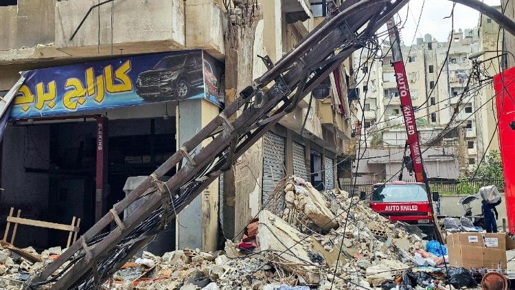 Villaggio a sud di Beirut colpito dagli attacchi israeliani