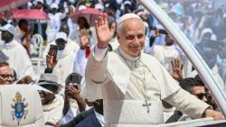 TOPSHOT-ANGOLA-VATICAN-DIPLOMACY