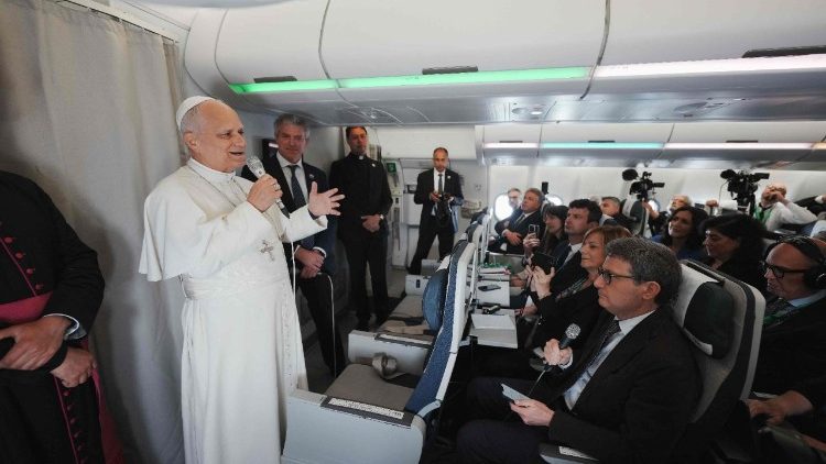 Papa Leon al XIV-lea, în avion, la întoarcerea din călătoria apostolocă în Africa, răspunzând la întrebările jurnaliștilo (joi, 23 aprilie 2026)