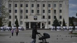 Un piéton se promène dans la ville de Slavoutych, fondée en 1986 pour accueillir les employés de la centrale nucléaire et leurs familles.
