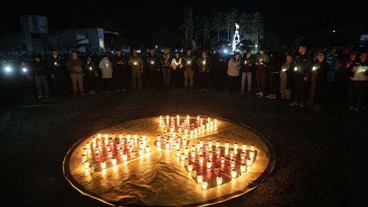 Pessoas seguram velas durante uma cerim&ocirc;nia em recorda&ccedil;&atilde;o ao 40&ordm; anivers&aacute;rio da explos&atilde;o na usina nuclear de Chernobyl, o pior desastre nuclear civil da hist&oacute;ria, em frente a um memorial para as v&iacute;timas de Chernobyl na cidade de Slavutych, em 25 de abril de 2026, em meio &agrave; invas&atilde;o russa da Ucr&acirc;nia. (Foto de Genya SAVILOV / AFP)