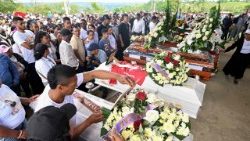 Los colombianos asisten a un funeral por las víctimas de un atentado con bomba en una autopista el 28 de abril de 2026
