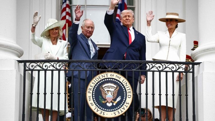 Le président américain Donald Trump, la première dame Melania Trump, le roi Charles III et la reine Camilla d'Angleterre saluant la foule le 28 avril 2026. 