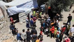 Striscia di Gaza, in coda per il cibo