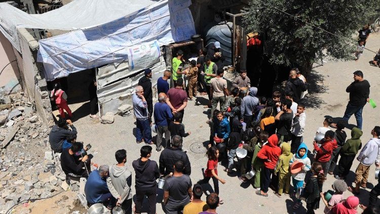 Striscia di Gaza, in coda per il cibo