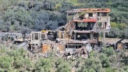 Macerie dopo un raid aereo israeliano che ha colpito il villaggio di Ain Baal, nel sud del Libano (Kawnat Haju/Afp)