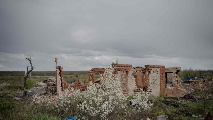 Esta fotografia mostra uma casa destru&iacute;da na aldeia de Sulyhivka, arruinada durante as batalhas pela aldeia em 2022, na regi&atilde;o de Kharkiv, em 1 de maio de 2026, em meio &agrave; invas&atilde;o russa da Ucr&acirc;nia. (Foto de Ivan SAMOILOV / AFP)