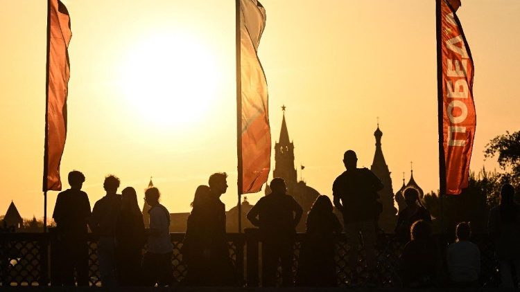 L'attesa sul ponte Bolshoy Ustyinsky dei militari russi per le prove della parata militare del "giorno della vittoria", che si terrà nella piazza Rossa, al centro di Mosca