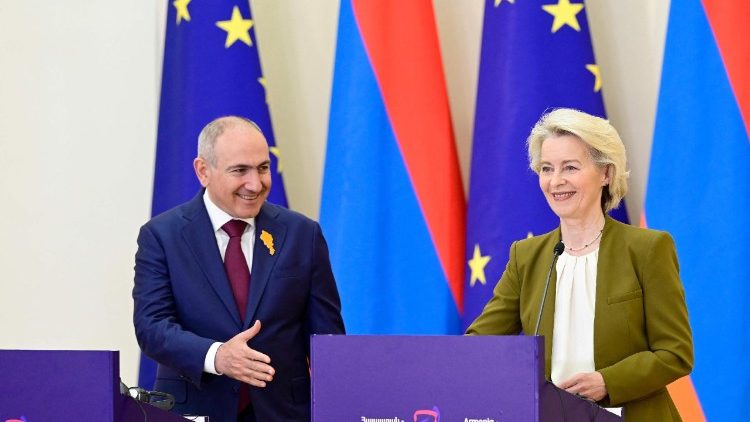 Il primo ministro armeno, Nikol Pashinyan, e la presidente della Commissione europea Ursula von der Leyen