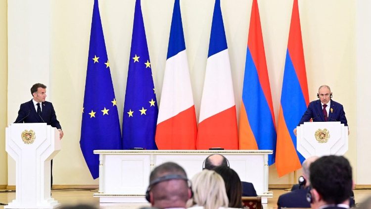Le président français Emmanuel Macron et le Premier ministre arménien Nikol Pashinyan tiennent une conférence de presse conjointe à l'issue de leurs entretiens à Erevan, le 5 mai 2026. 