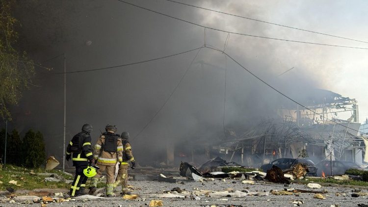 Equipes de resgate ucranianas trabalham no local ap&oacute;s um ataque a&eacute;reo russo em Zaporizhzhia, em 5 de maio de 2026, em meio &agrave; invas&atilde;o russa da Ucr&acirc;nia. (Foto de Darya Nazarova / AFP)