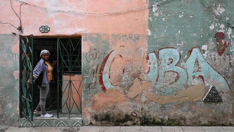 Une femme sur son palier, à La Havane (Cuba), le 6 mai 2026. Yamil Lage / AFP.