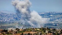 Il fumo dei bombardamenti israelian sul sud del Libano