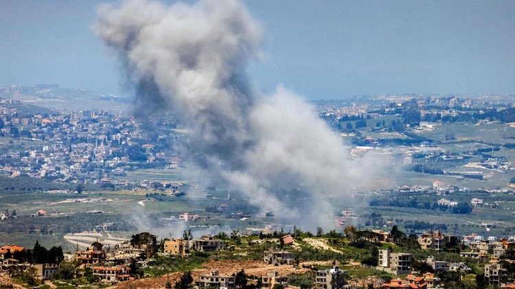 Il fumo dei bombardamenti israelian sul sud del Libano