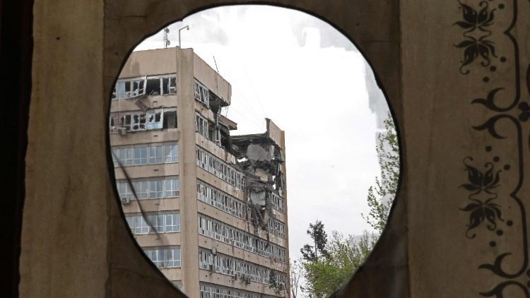 On aper&ccedil;oit, &agrave; travers un rideau accroch&eacute; sur une partie de la fa&ccedil;ade du palais historique du Golestan &agrave; T&eacute;h&eacute;ran, un b&acirc;timent endommag&eacute; par les r&eacute;centes frappes, le 4 avril 2026.