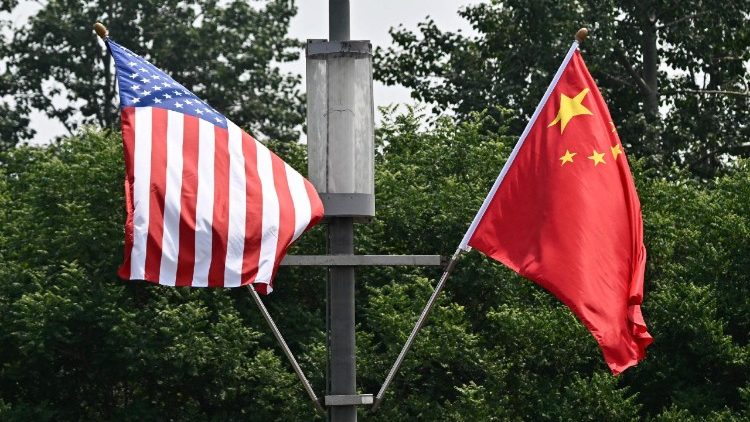 Le bandiere di Stati Uniti e Cina a Pechino in attesa della visita di Trump