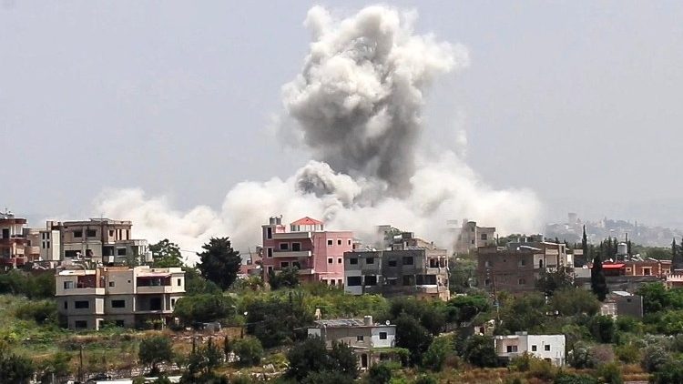 Il fumo si alza dal luogo di un raid aereo israeliano che ha colpito il villaggio meridionale di Al-Halloussiyah 