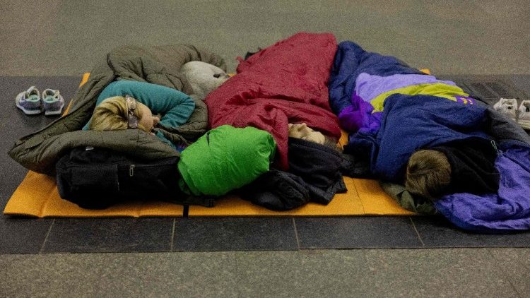 Moradores locais dormem em sacos de dormir durante um alerta a&eacute;reo, buscando abrigo em uma esta&ccedil;&atilde;o de metr&ocirc; em Kiev, em 14 de maio de 2026, em meio &agrave; invas&atilde;o russa na Ucr&acirc;nia. A capital ucraniana sofreu intensos ataques a&eacute;reos na madrugada de 14 de maio, conforme relatado por um jornalista da AFP, enquanto o prefeito de Kiev afirmava que a R&uacute;ssia estava bombardeando a cidade. (Foto de Tetiana Dzhafarova / AFP)