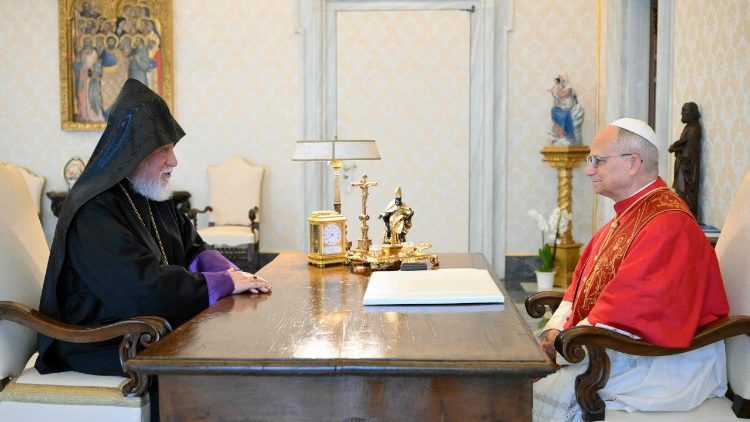 Szem&eacute;lyes besz&eacute;lget&eacute;s a p&aacute;pa dolgoz&oacute;szob&aacute;j&aacute;ban  