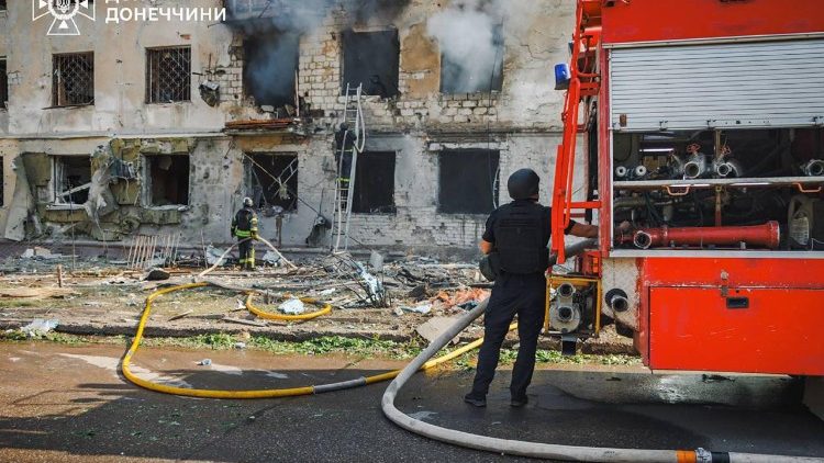 Nesta fotografia divulgada pelo Servi&ccedil;o de Emerg&ecirc;ncia da Ucr&acirc;nia em 19 de maio de 2026, equipes de resgate ucranianas trabalham para extinguir um inc&ecirc;ndio em um pr&eacute;dio danificado ap&oacute;s um ataque a&eacute;reo em Kramatorsk, regi&atilde;o de Donetsk, em meio &agrave; invas&atilde;o russa da Ucr&acirc;nia. (Photo by Handout / UKRAINIAN EMERGENCY SERVICE / AFP) 