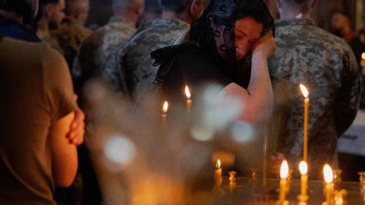 Familiares e amigos lamentam junto aos caix&otilde;es das irm&atilde;s Liubava e Vira Yakovleva, de 12 e 17 anos, mortas em um ataque russo que deixou 24 mortos em 14 de maio, durante uma cerim&ocirc;nia f&uacute;nebre no Mosteiro de S&atilde;o Miguel das C&uacute;pulas Douradas, em Kiev, em 19 de maio de 2026, em meio &agrave; invas&atilde;o russa da Ucr&acirc;nia. (Foto de Tetiana DZHAFAROVA / AFP)