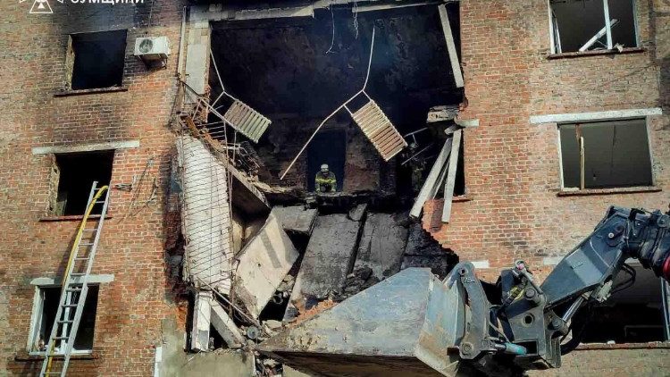 Esta fotografia, divulgada pelo Servi&ccedil;o Estatal de Emerg&ecirc;ncias da Ucr&acirc;nia em 20 de maio de 2026, mostra um socorrista removendo os escombros de um pr&eacute;dio residencial danificado no local de um ataque a&eacute;reo em Konotop, regi&atilde;o de Sumy, durante a invas&atilde;o russa da Ucr&acirc;nia. (Photo by State Emergency Service of Ukraine / AFP) 