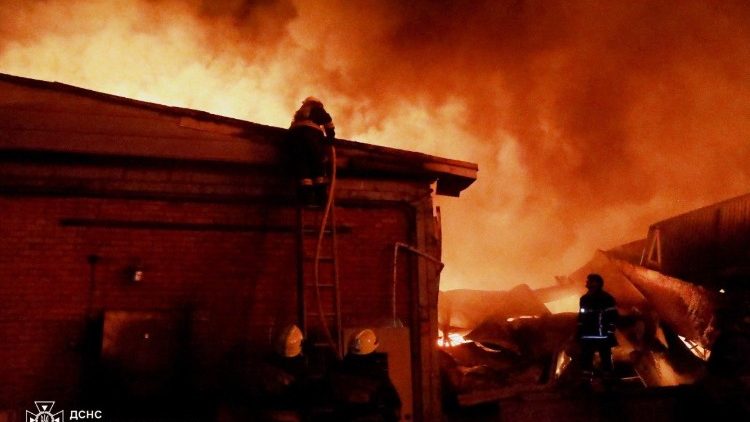 Esta fotografia, divulgada pelo Servi&ccedil;o Estatal de Emerg&ecirc;ncias da Ucr&acirc;nia em 20 de maio de 2026, mostra equipes de resgate combatendo um inc&ecirc;ndio no local de um ataque a&eacute;reo em Dnipro, durante a invas&atilde;o russa da Ucr&acirc;nia.. (Photo by State Emergency Service of Ukraine / AFP) 