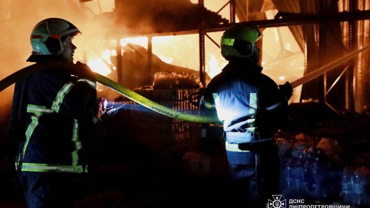 Esta fotografia, divulgada pelo Servi&ccedil;o Estatal de Emerg&ecirc;ncias da Ucr&acirc;nia em 20 de maio de 2026, mostra equipes de resgate combatendo um inc&ecirc;ndio no local de um ataque a&eacute;reo em Dnipro, durante a invas&atilde;o russa da Ucr&acirc;nia. (Photo by State Emergency Service of Ukraine / AFP) 