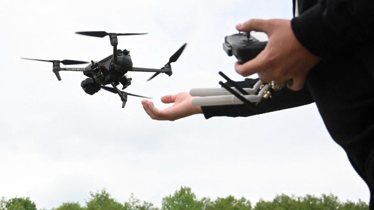 Ein Mann steuert eine Drohne w&auml;hrend des „Wild Drones“-Rennwettbewerbs – der darauf ausgelegt ist, Kampfbedingungen zu simulieren – am 20. Mai 2026 in Truskavets in der Region Lemberg, w&auml;hrend der russischen Invasion in der Ukraine. (Foto: YURIY DYACHYSHYN / AFP)