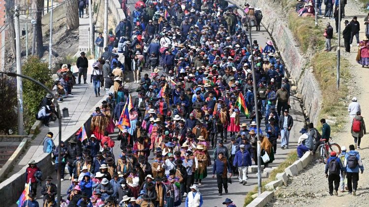 Participantes numa marcha de protesto de El Alto a La Paz