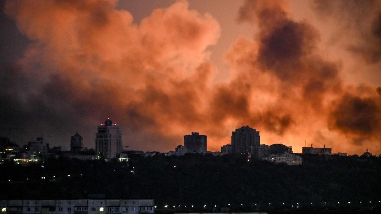 Fuma&ccedil;a sobe enquanto o brilho das chamas ilumina o c&eacute;u durante um ataque russo &agrave; capital ucraniana, Kiev, em 24 de maio de 2026, em meio &agrave; invas&atilde;o russa na Ucr&acirc;nia. Um grande ataque com m&iacute;sseis bal&iacute;sticos atingiu Kiev na madrugada de 24 de maio, disseram as autoridades, ferindo pelo menos cinco pessoas, depois que Moscou amea&ccedil;ou retaliar por ataques no leste da Ucr&acirc;nia, ocupado pela R&uacute;ssia. (Foto de Evgen Kotenko / AFP)