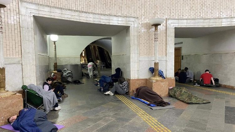 Moradores se abrigam em uma esta&ccedil;&atilde;o de metr&ocirc; no centro de Kiev durante um ataque a&eacute;reo russo &agrave; capital ucraniana na madrugada de 24 de maio de 2026. Um grande ataque com m&iacute;sseis bal&iacute;sticos atingiu Kiev na madrugada de 24 de maio, disseram as autoridades, ferindo pelo menos cinco pessoas, ap&oacute;s Moscou amea&ccedil;ar retaliar pelos ataques no leste da Ucr&acirc;nia, territ&oacute;rio ocupado pela R&uacute;ssia. (Foto de Ania Tsoukanova / AFP)