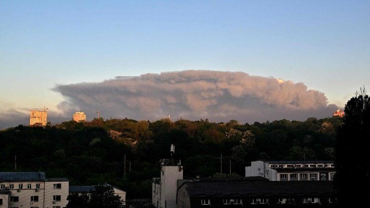 Fuma&ccedil;a sobe acima de Kiev durante um ataque russo &agrave; capital ucraniana em 24 de maio de 2026, em meio &agrave; invas&atilde;o russa da Ucr&acirc;nia. Um grande ataque com m&iacute;sseis bal&iacute;sticos atingiu Kiev na madrugada de 24 de maio, disseram as autoridades, ferindo pelo menos cinco pessoas, depois que Moscou amea&ccedil;ou retaliar por ataques no leste da Ucr&acirc;nia ocupado pela R&uacute;ssia. (Foto de Sergei SUPINSKY / AFP)