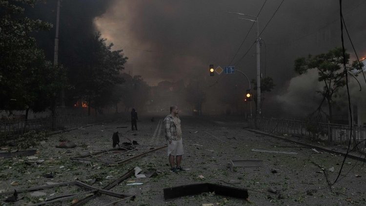 Um homem em meio &agrave; fuma&ccedil;a observa pr&eacute;dios gravemente danificados ap&oacute;s ataques russos em Kiev, em 24 de maio de 2026, durante a invas&atilde;o russa da Ucr&acirc;nia. Um grande ataque com m&iacute;sseis bal&iacute;sticos atingiu Kiev na madrugada de 24 de maio, disseram as autoridades, ferindo pelo menos cinco pessoas, depois que Moscou amea&ccedil;ou retaliar pelos ataques no leste da Ucr&acirc;nia, ocupado pela R&uacute;ssia. (Foto de Roman PILIPEY / AFP)