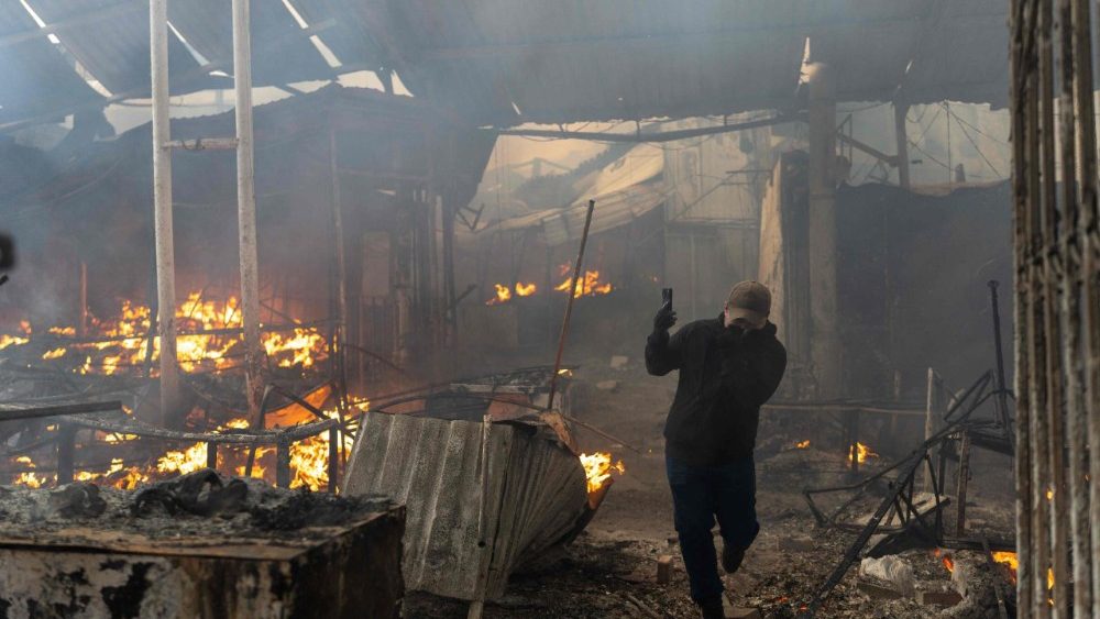 Um morador local corre entre os escombros no local de um prédio gravemente danificado após ataques russos em Kiev, em 24 de maio de 2026, em meio à invasão russa da Ucrânia. Um grande ataque com mísseis balísticos atingiu Kiev na madrugada de 24 de maio, disseram as autoridades, ferindo pelo menos cinco pessoas, depois que Moscou ameaçou retaliar pelos ataques no leste da Ucrânia, ocupado pela Rússia. (Foto de OLEKSII FILIPPOV / AFP)