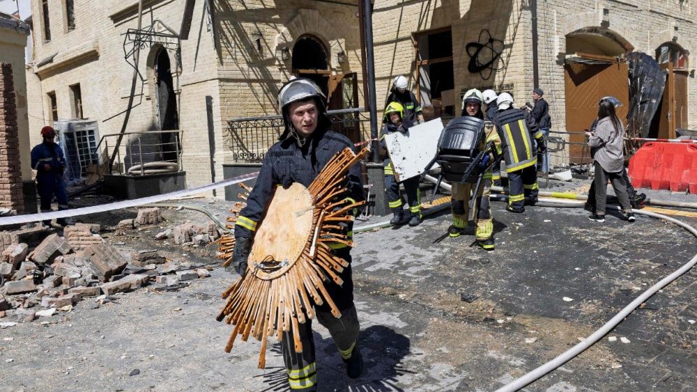 Equipes de resgate e socorristas carregam peças danificadas do Museu Nacional de Chernobyl, severamente atingido por um ataque aéreo russo durante a noite de 24 de maio de 2026, em Kiev, em meio à invasão russa da Ucrânia. Jornalistas da AFP relataram intensos bombardeios na capital ucraniana durante a noite de 23 para 24 de maio de 2026, que deixaram pelo menos quatro mortos em Kiev e arredores, poucos dias após um ataque ucraniano mortal a uma escola de ensino médio em uma região ocupada pela Rússia – um incidente para o qual o presidente russo, Vladimir Putin, prometeu uma resposta militar. (Foto de Serhii Okunev / AFP)