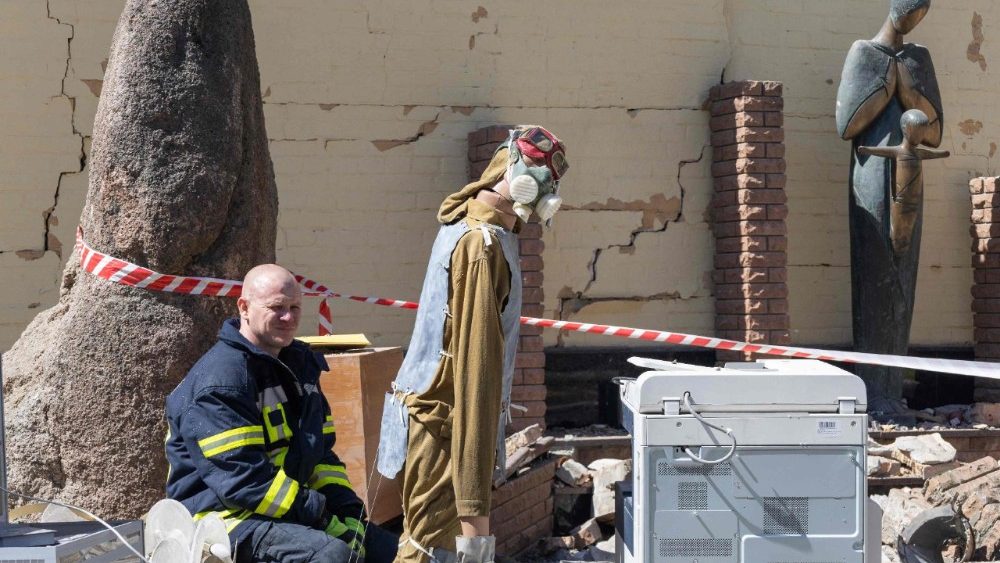 Um socorrista está sentado entre peças danificadas retiradas do Museu Nacional de Chernobyl, gravemente atingido por um ataque aéreo russo durante a noite, em Kiev, em 24 de maio de 2026, em meio à invasão russa da Ucrânia. Jornalistas da AFP relataram intensos bombardeios na capital ucraniana durante a noite de 23 para 24 de maio de 2026, que deixaram pelo menos quatro mortos em Kiev e arredores, poucos dias após um ataque ucraniano mortal a uma escola secundária em uma região ocupada pela Rússia – um incidente para o qual o presidente russo, Vladimir Putin, prometeu uma resposta militar. (Foto de Serhii Okunev / AFP)