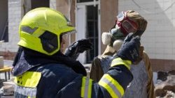Um socorrista substitui a máscara de gás na cabeça de um manequim retirado do Museu Nacional de Chernobyl, gravemente danificado por um ataque aéreo russo durante a noite, em Kiev, em 24 de maio de 2026, em meio à invasão russa da Ucrânia. Jornalistas da AFP relataram intensos bombardeios na capital ucraniana durante a noite de 23 para 24 de maio de 2026, que deixaram pelo menos quatro mortos em Kiev e arredores, poucos dias após um ataque ucraniano mortal a uma escola secundária em uma região ocupada pela Rússia – um incidente para o qual o presidente russo, Vladimir Putin, prometeu uma resposta militar. (Foto de Serhii Okunev / AFP)
