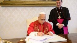 Леў XIV падчас падпісання сваёй першай энцыклікі