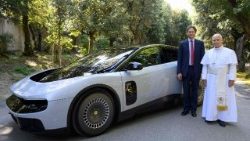 Леў XIV і старшыня праўлення "Ferrari" Джон Элкан ля новай "Ferrari Luce"