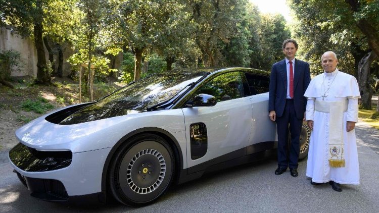 Леў XIV і старшыня праўлення "Ferrari" Джон Элкан ля новай "Ferrari Luce"