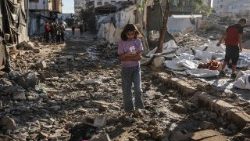 Uma menina palestina caminha pelos escombros da cidade de Gaza