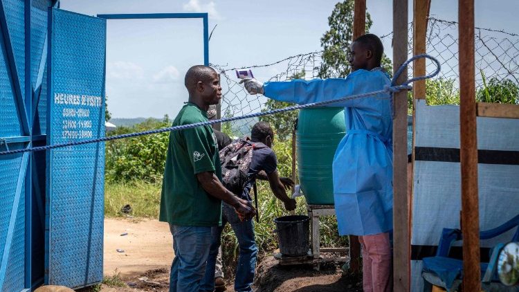 Temperaturmessung in einem Krankenhaus in Ituri, Kongo