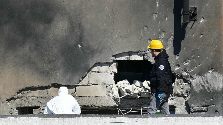 A pol&iacute;cia e peritos forenses examinam o local do impacto ap&oacute;s um drone russo atingir um pr&eacute;dio de apartamentos em Galati, no oeste da Rom&ecirc;nia. Um drone russo feriu duas pessoas ao atingir um pr&eacute;dio de apartamentos na Rom&ecirc;nia, membro da OTAN, informou o Minist&eacute;rio da Defesa do pa&iacute;s em 29 de maio de 2026, o mais recente desdobramento do conflito armado de quatro anos em pa&iacute;ses vizinhos. (Foto de Daniel Mihailescu / AFP)