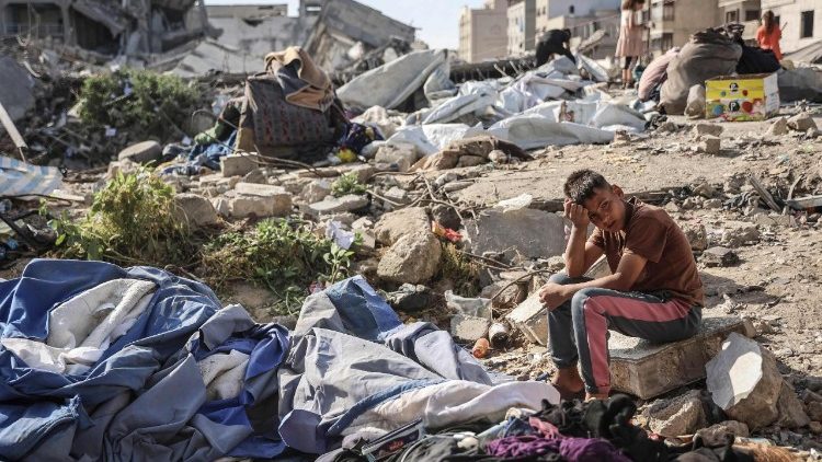 Un giovane palestinese tra le macerie di Gaza