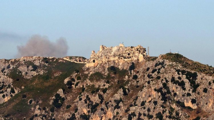 La bandiera israeliana issata sulla fortezza medioevale di Beaufort, nel sud del Libano
