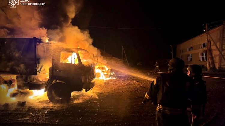 Nesta fotografia divulgada pelo Servi&ccedil;o de Emerg&ecirc;ncia da Ucr&acirc;nia em 1&ordm; de junho de 2026, equipes de resgate ucranianas trabalham para extinguir um inc&ecirc;ndio no local de um ataque a&eacute;reo em uma localiza&ccedil;&atilde;o n&atilde;o divulgada na regi&atilde;o de Chernigiv, em meio &agrave; invas&atilde;o russa da Ucr&acirc;nia. (Photo by Handout / UKRAINIAN EMERGENCY SERVICE / AFP)