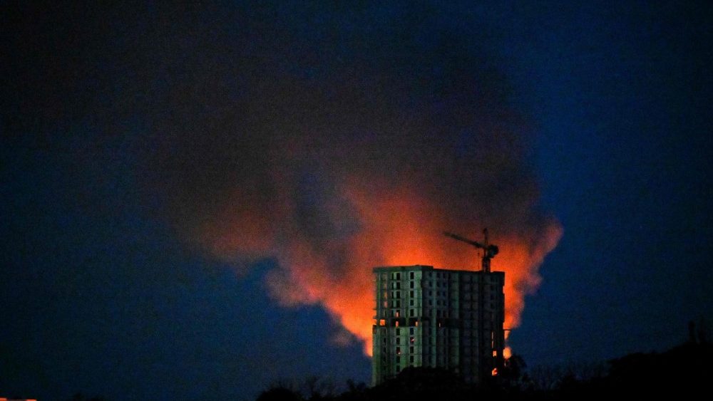 Esta fotografia mostra fumaça saindo de um prédio após ataques de mísseis russos em Kiev, em 2 de junho de 2026, durante a invasão russa da Ucrânia. A Rússia disparou mais de 600 drones e dezenas de mísseis — incluindo mísseis balísticos de difícil abate — contra a Ucrânia, informou a Força Aérea de Kiev em 2 de junho de 2026, em um bombardeio noturno que matou pelo menos nove pessoas. (Foto de Sergei SUPINSKY / AFP)