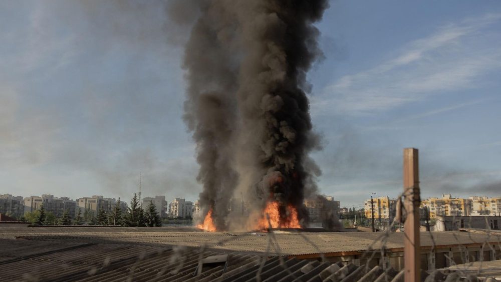 Fumaça e chamas sobem de garagens danificadas durante ataques com mísseis e drones russos em Kiev, em 2 de junho de 2026, em meio à invasão russa da Ucrânia. A Rússia disparou mais de 600 drones e dezenas de mísseis — incluindo mísseis balísticos de difícil abate — contra a Ucrânia, informou a Força Aérea de Kiev em 2 de junho de 2026, em um bombardeio noturno que matou pelo menos nove pessoas. (Foto de Roman PILIPEY / AFP)